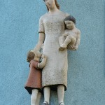 Mutterfigur mit Kindern