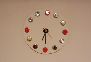 fertige Uhr an der Wand